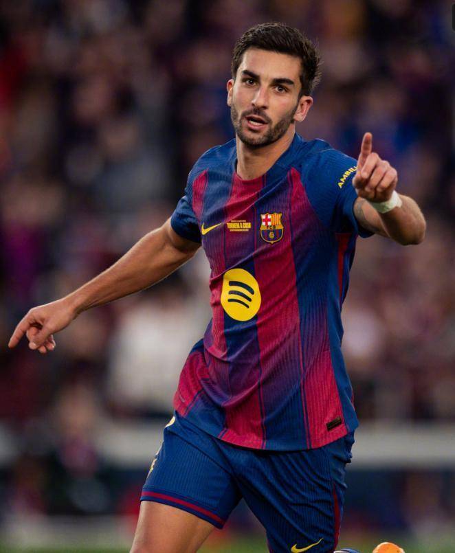 诺坎普呼唤梅西！莱万闪击亚马尔天秀助攻，巴萨4-0登顶西甲第1